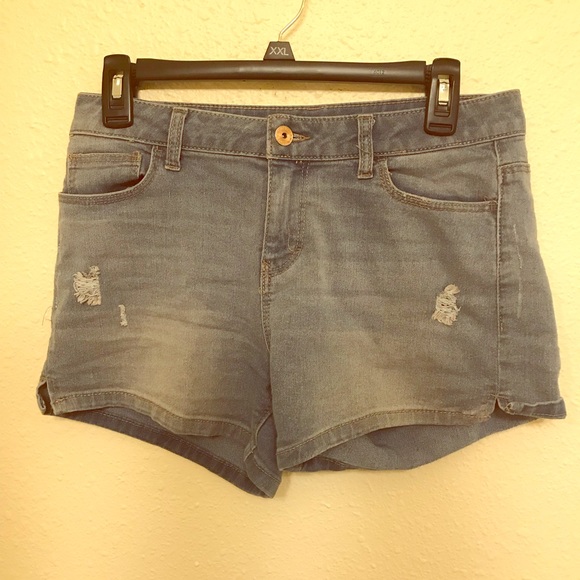 Mid rise light washed jean shorts - Picture 1 of 2